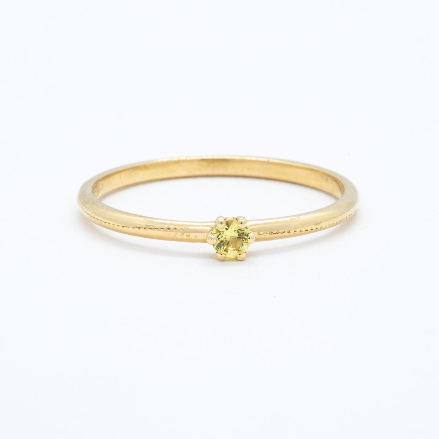 Recyled golden ring with a yellow sapphire labgrown gemstone by Juna Fae
