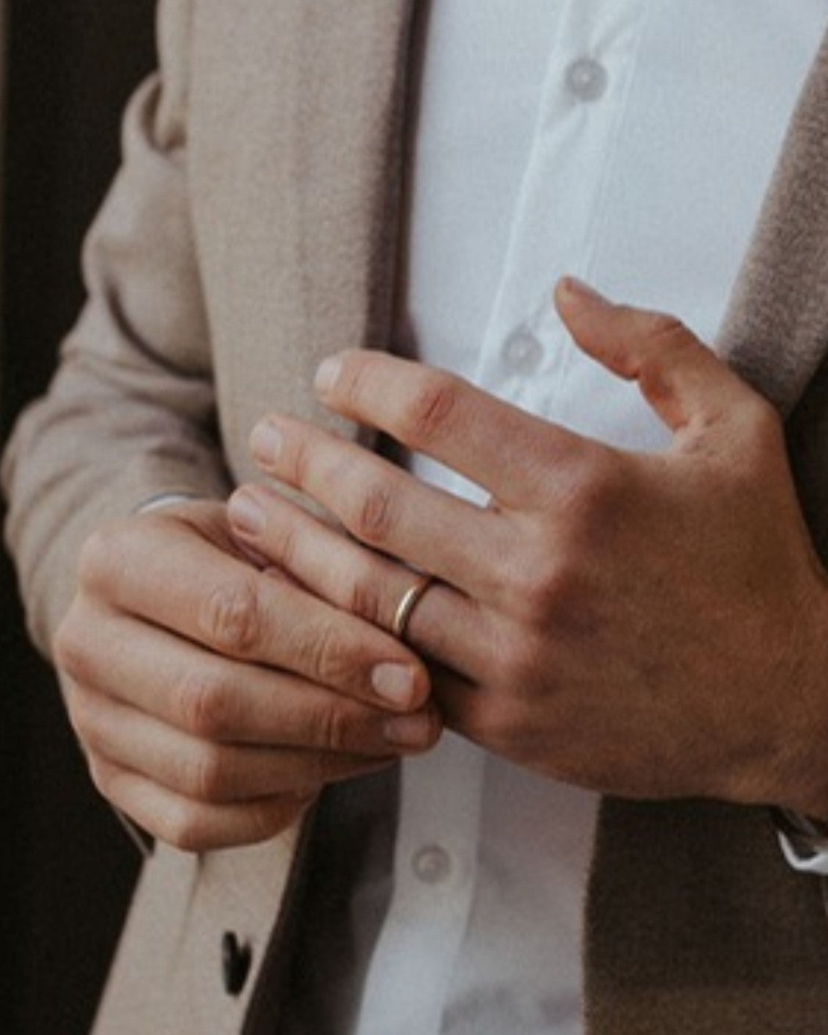 The Flat Ring | Medium 4mm worn on the hand