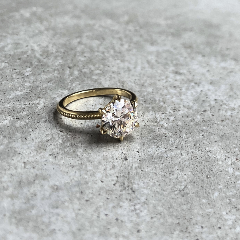 2.6 carat round brilliant lab-grown diamond solitaire on a milgrain recycled 18K yellow gold band, custom made in Antwerp.
