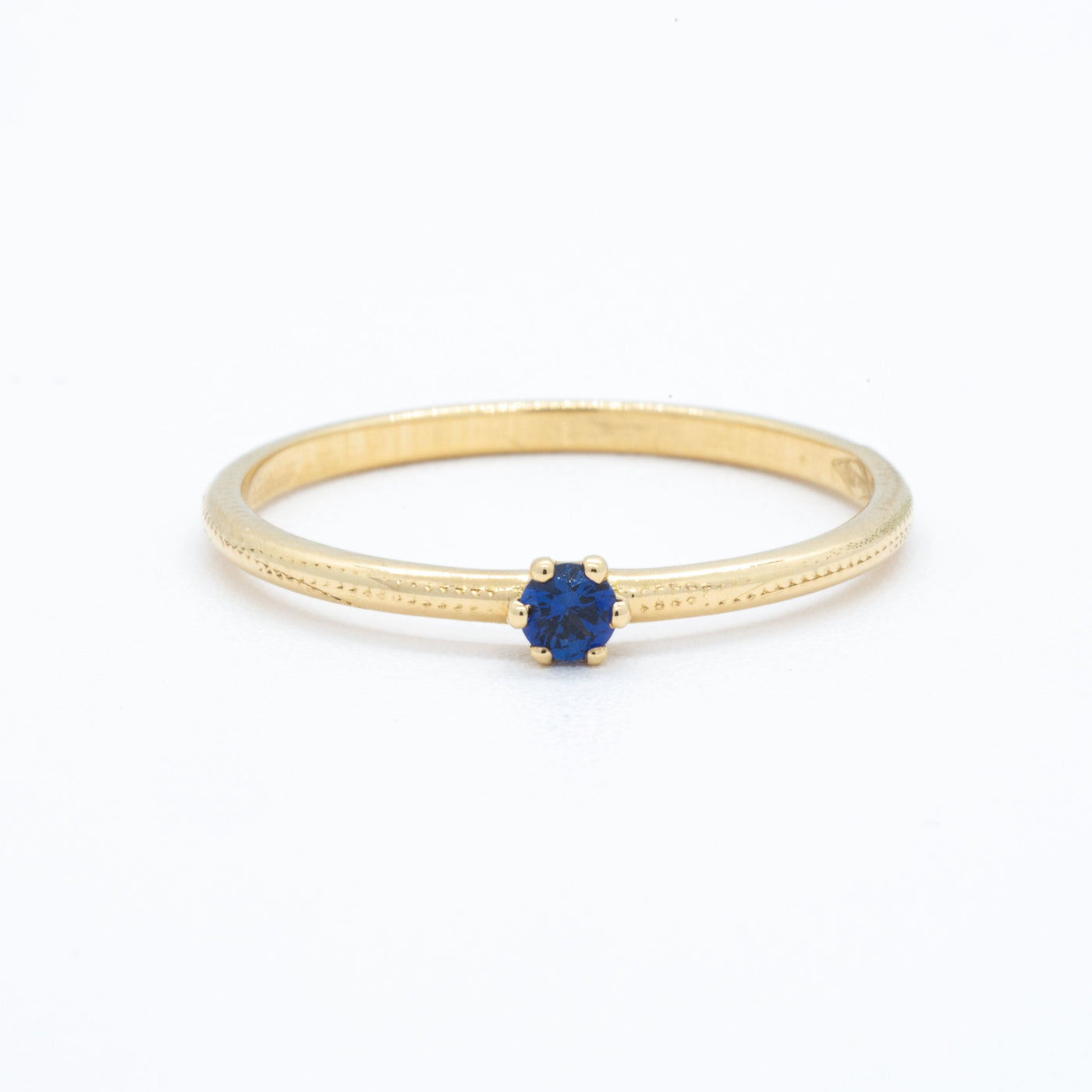 Fine golden ring with a labgrown blue sapphire 