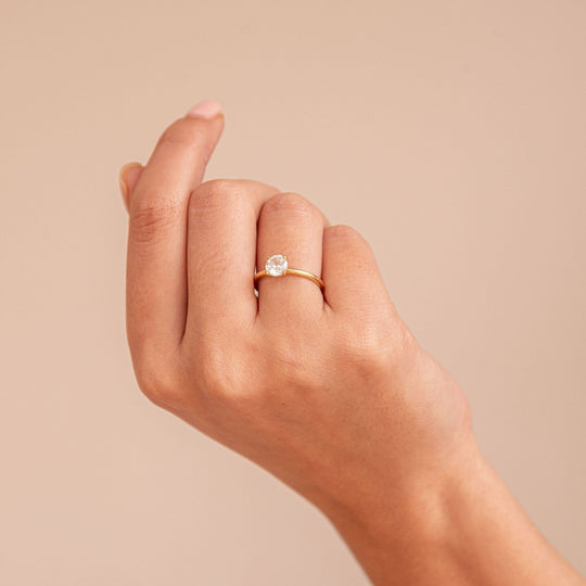 1 carat brilliant solitaire engagement ring by Juna Fae made of lab grown diamonds and 18k recycled gold handcrafted in Antwerp worn on hand